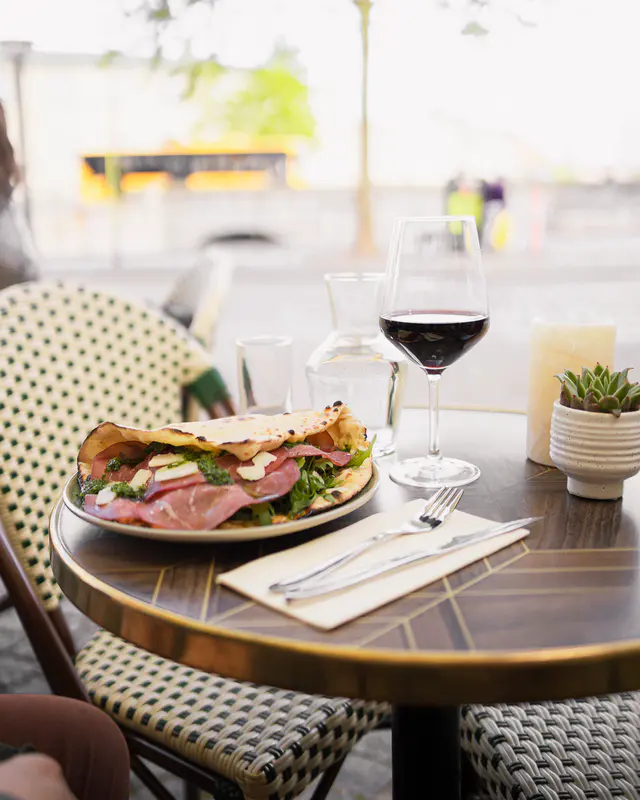 Sandwich med skinke og rucola ved vinduet ud mod gaden